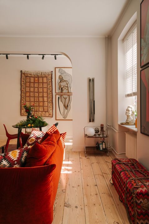 salon w eklektycznym mieszkaniu w Łodzi, zaprojektowanym przez pracownię Hanna Pietras Architects, łączy historyczny klimat kamienicy z orientalnymi dodatkami