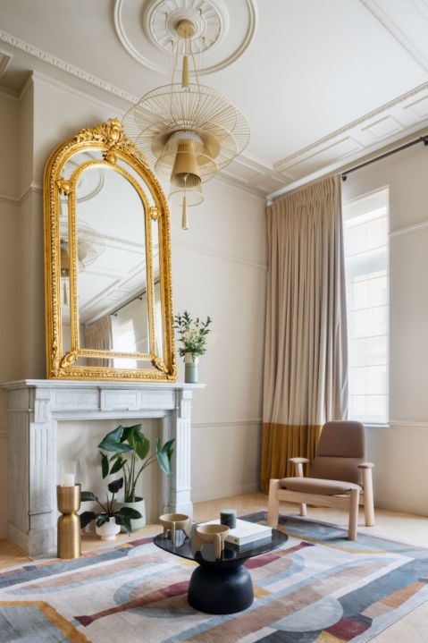 złote lustro w kaszmirowym wnętrzu