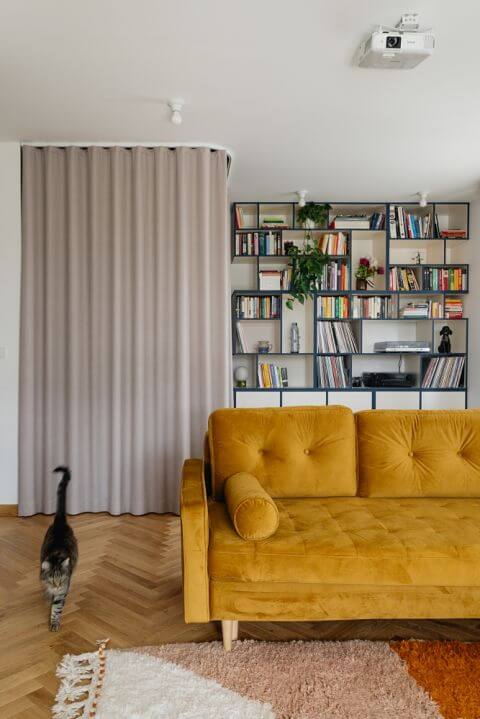 kącik biurowy za kotarą w domu