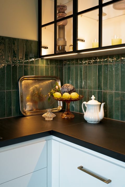 biała kuchnia z zielonymi płytkami