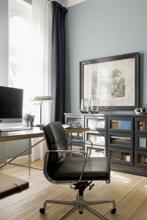 Gabinet stefanie urządziła bardzo dizajnersko – siedzi przy biurku Office Desk projektu Egona Eiermanna na