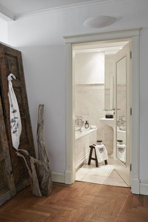 Ćmy z trąbkami, kraby, motyle, wróble mogą zdobić i dom, i wieczorową kreację. Katarzyna Woynowska maluje je jak przed