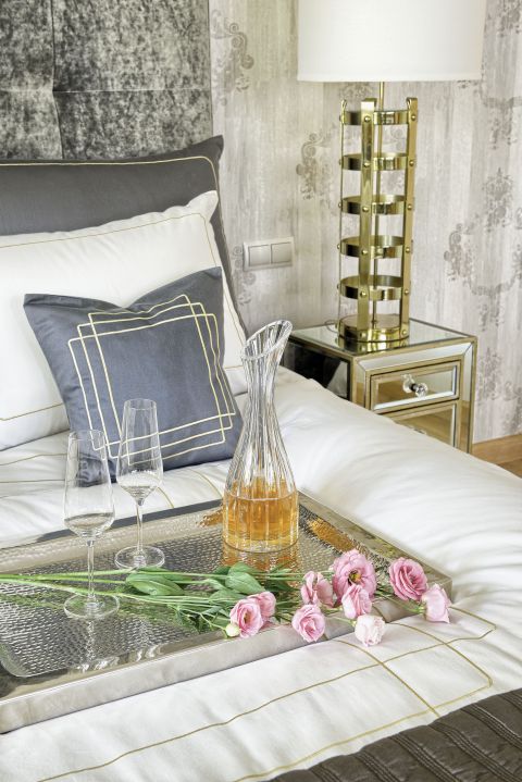 Komódki przy łóżku przyjechały z antykwariatu w Londynie, lampy Ewa przywiozła ze Stanów Zjednoczonych.