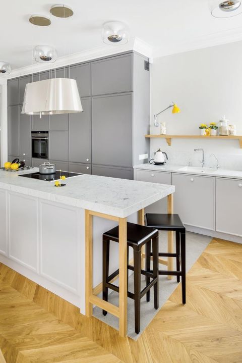 Nowoczesna klasyka we wnętrzu: jodełka i kryształy