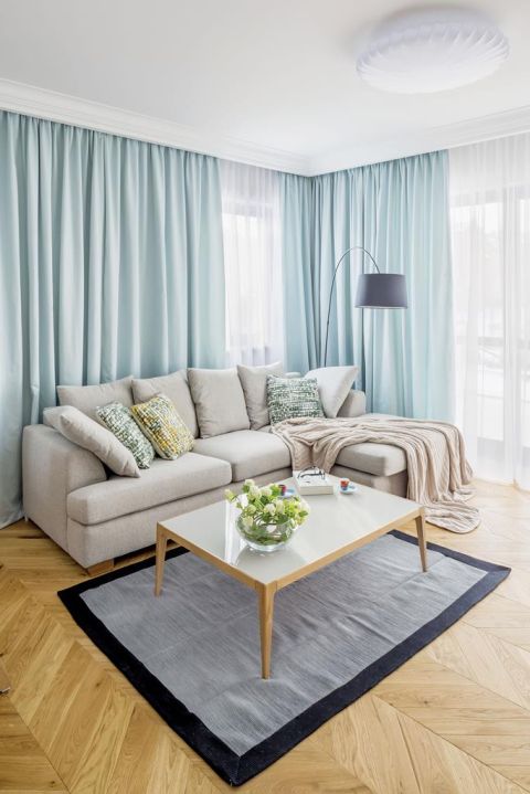 Ulubione kolory pani Ani – przełamane biele, szarości i czernie - idealnie podkreślają naturalność jasnego