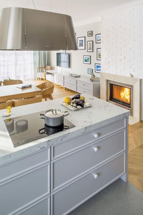 Nie trzeba mieszkać w domu jednorodzinnym, żeby czuć się jak w willi pod miastem. Zobacz wnętrze w stylu nowoczesnej klasyki.