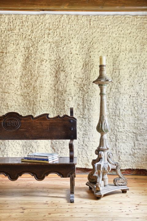 Ławka z meksykańskiej hacjendy (1890 r.) i rzeźbiony świecznik z tego samego okresu. W tle tkanina z surowego jedwabiu