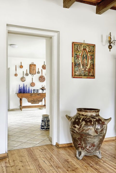 Madonna z Guadalupe (z XVIII w.) malowana na desce przez meksykańskich Indian. Obok dzban z czasów kolonializmu, w którym