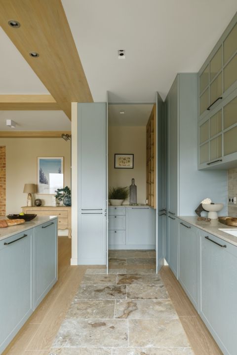 niebieska kuchnia w mieszkaniu urządzonym jak siedlisko