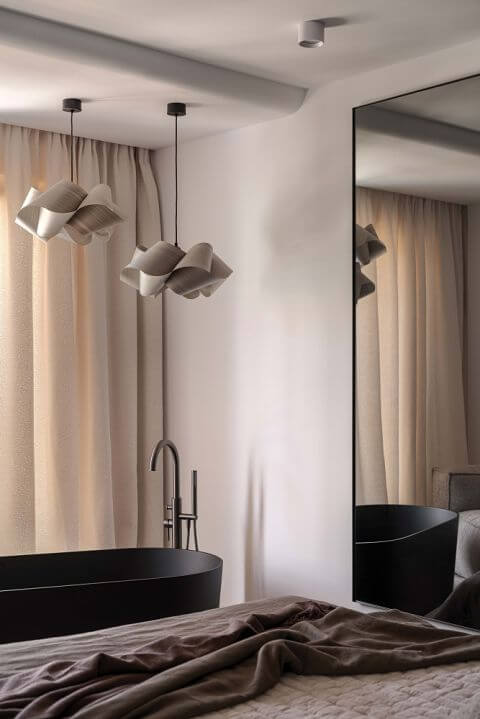 Sypialnia z wanną w mieszkaniu