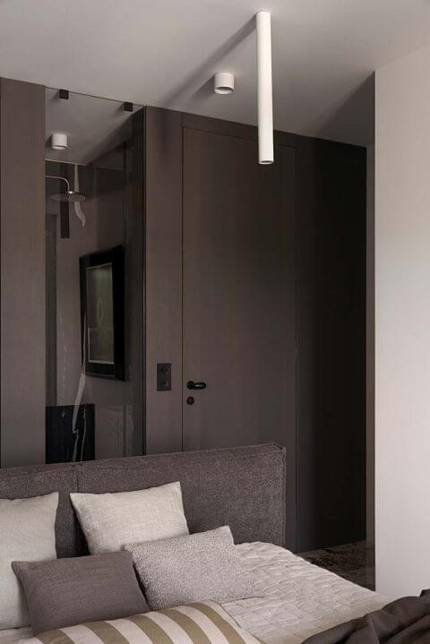 za wolnostojącym łóżkiem urządzono łazienkę z prysznicem