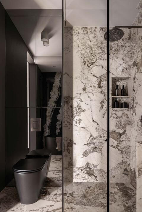 kamień dekoracyjny pod prysznicem