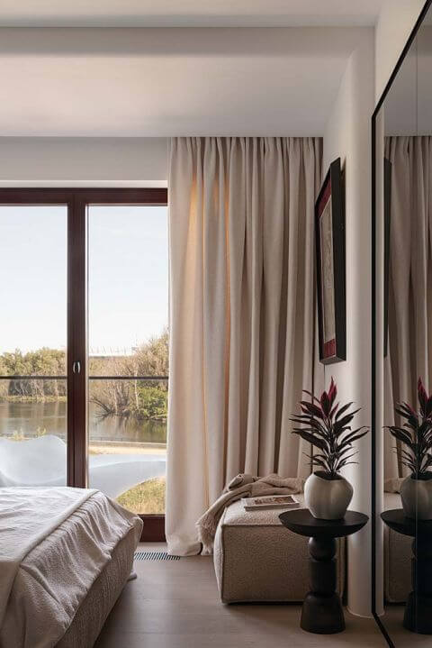 zasłony w sypialni z grubej tkaniny bouclé