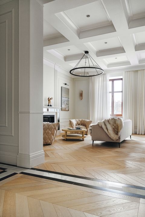 drewniany parkiet z czarno-białymi płytkami ceramicznymi