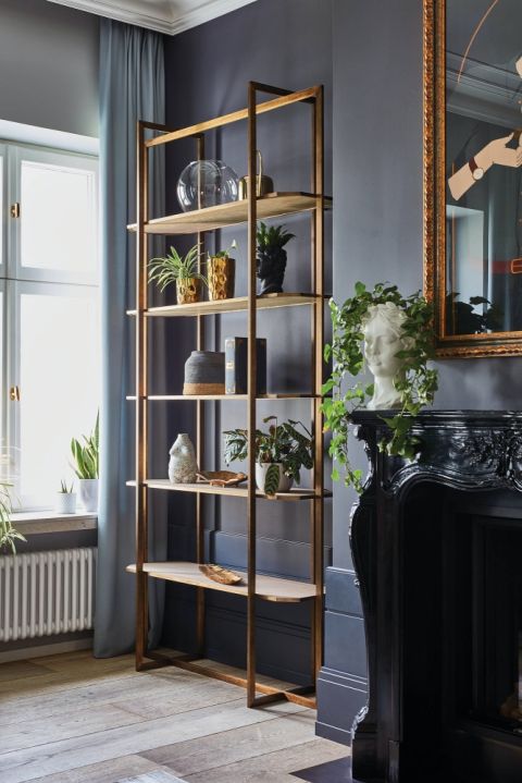 ciemne kolory ścian i złote dodatki w salonie