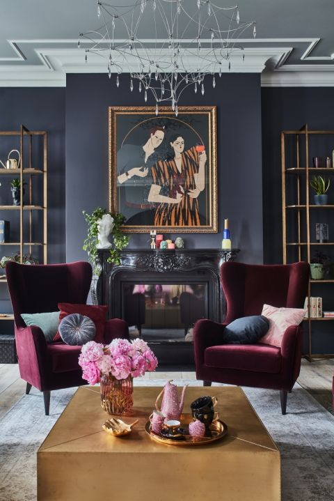 ciemne kolory i złoto w salonie