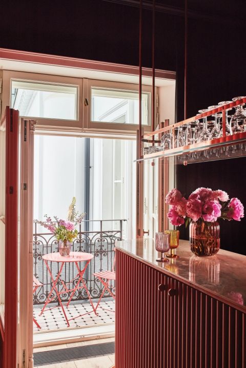 różowy pokój kinowy z barem