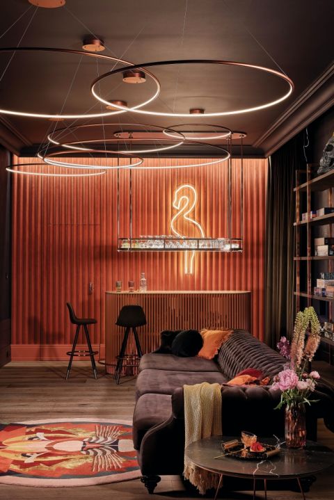 ekstrawagancki pokój kinowy z barkiem i neonem flaminga