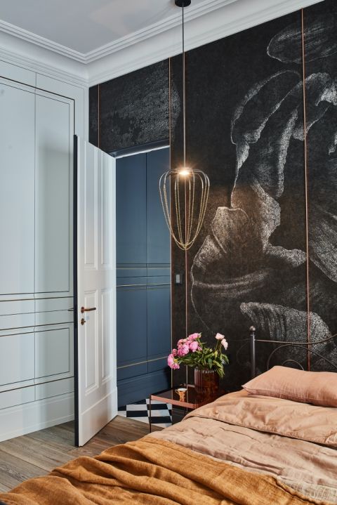 ciemna tapeta ścianie w sypialni
