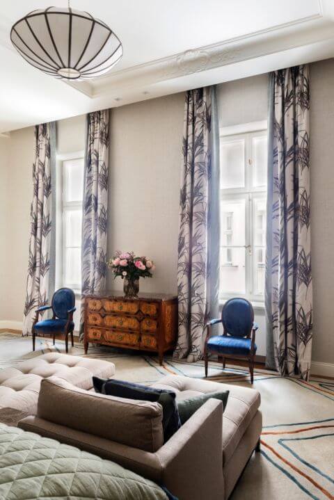 apartament kolekcjonera sztuki sypialnia