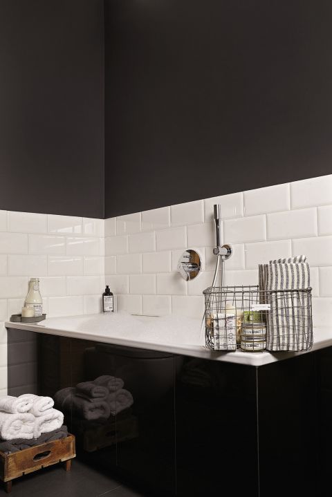 W łazience stanęła dębowa komoda z ceramiką włoskiej marki Catalano i wanna Kaldewei.