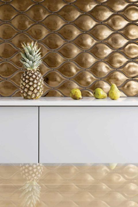 Najbardziej dekoracyjna część kuchni to ściana pokryta złotymi płytkami w kształcie łez.