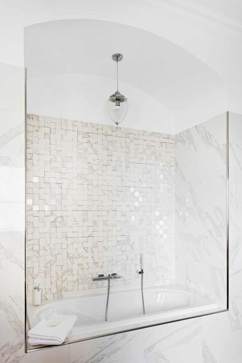 Malutkie połyskujące kosteczki pięknie odbijają światło pod stylowym łukiem.