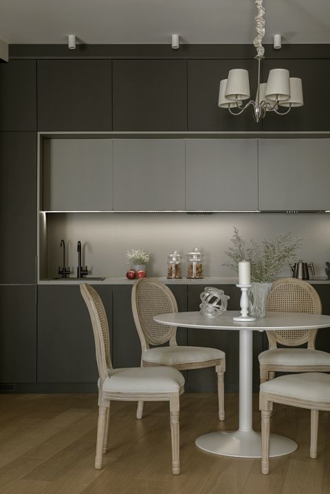 czarna zabudowa kuchenna z podświetlonymi wiszącymi szafkami