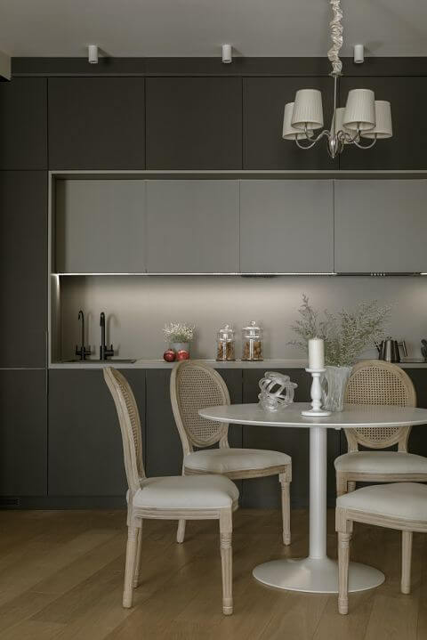 czarna zabudowa kuchenna z podświetlonymi wiszącymi szafkami