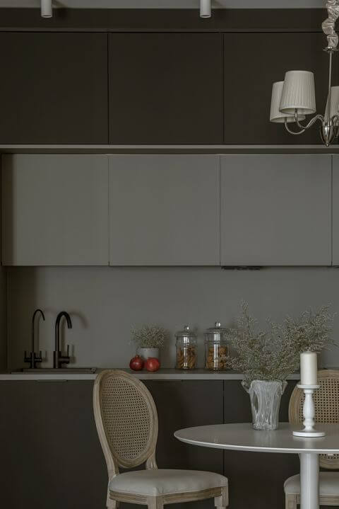 czarna kuchnia z górnymi szarymi szafkami