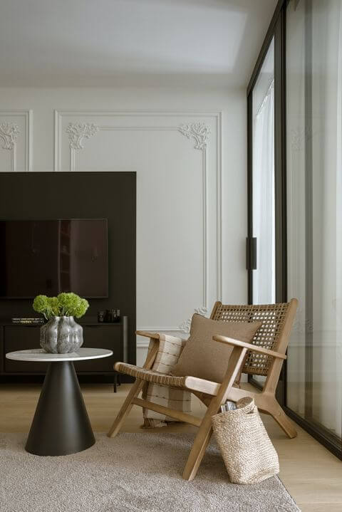 ściana tv z ciemnym panelem