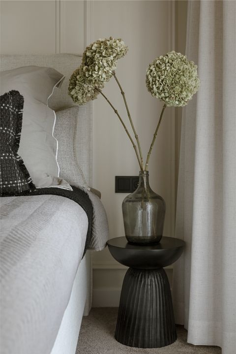 szaro beżowa męska sypialnia