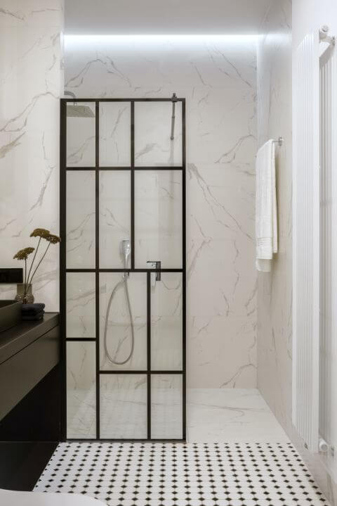 biało czarna łazienka z prysznicem