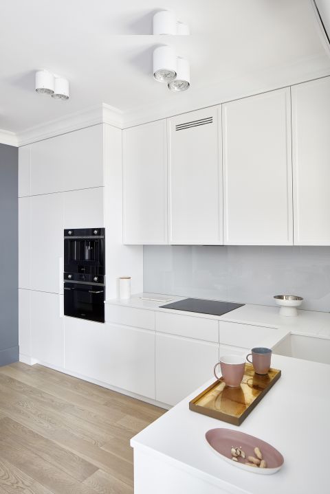 Czasem warto pójść na kompromis. W kuchni górne szafki zostały ozdobione klasycznymi frezami, pozostałe mają