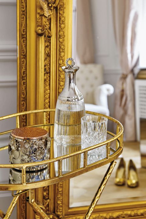 Jedwabne, koronkowe, naszywane złotem i kamieniami – pomysły na suknie przychodzą Sylwii Romaniuk w snach.