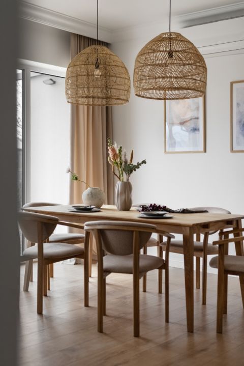 jadalnia w beżach i drewnie