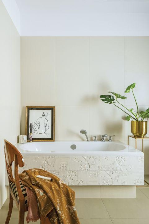 beżowa łazienka z wanną w zabudowie