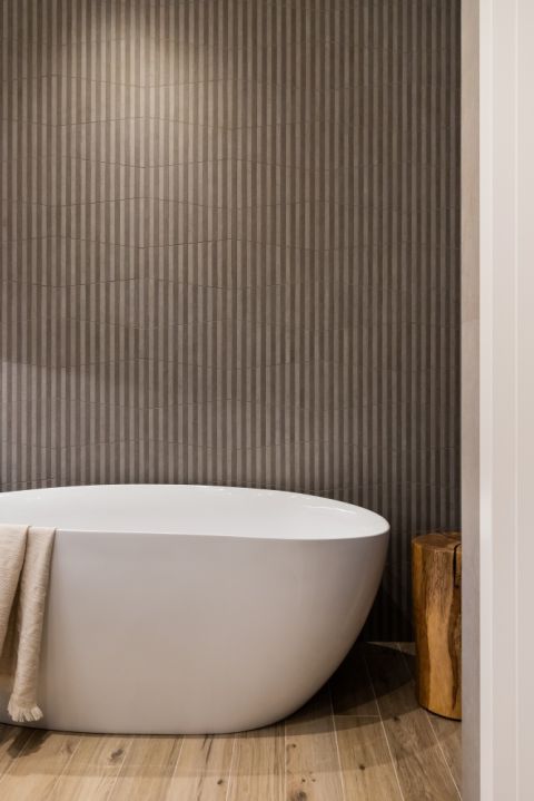 beżowa łazienka z drewnem