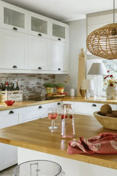 biała kuchnia z drewnianym blatem