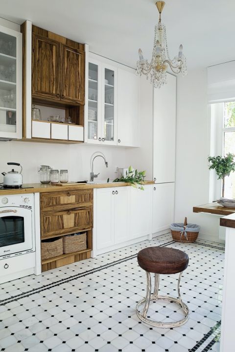 biała kuchnia z drewnem