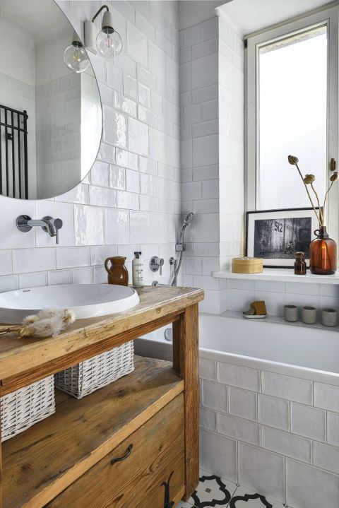 biała łazienka z drewnianymi dodatkami