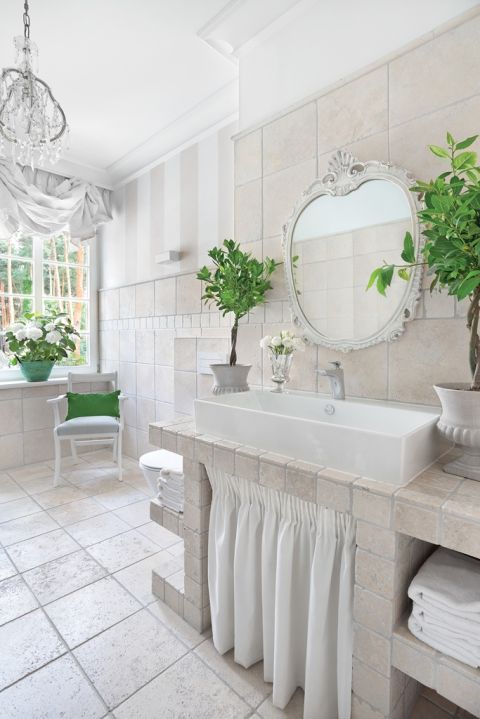 Gdyby nie wysokie sosny w ogrodzie, można by pomyśleć, że ten dom stoi gdzieś na południu Europy, a nie