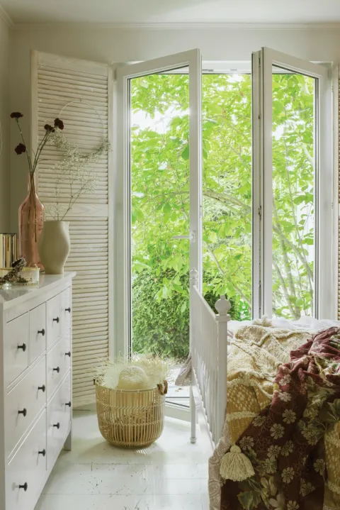 białe meble w sypialni