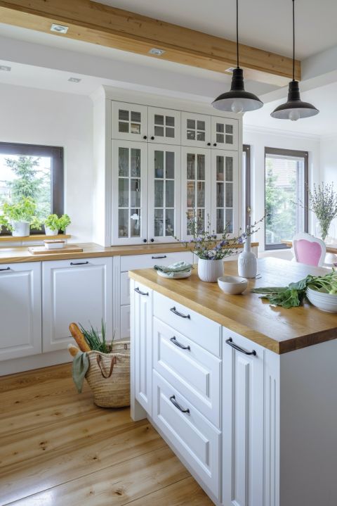 biała kuchnia z drewnianymi blatami