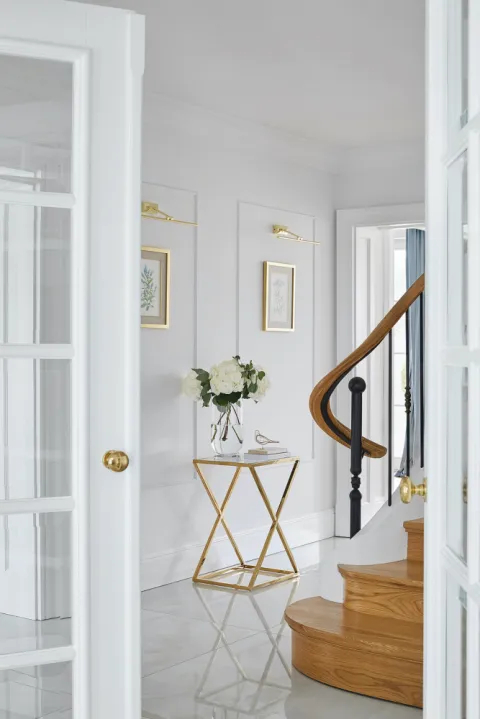 biały hol ze złotymi dodatkami