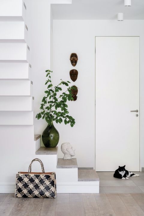 białe wnętrza z czarnymi dodatkami