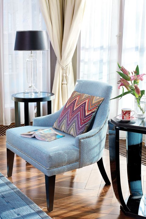 Chłodne meble – stoliki BB Home, fotele Mint Grey – ożywiają kolorowe akcenty – poduchy Missoni z Likus Home Concept.