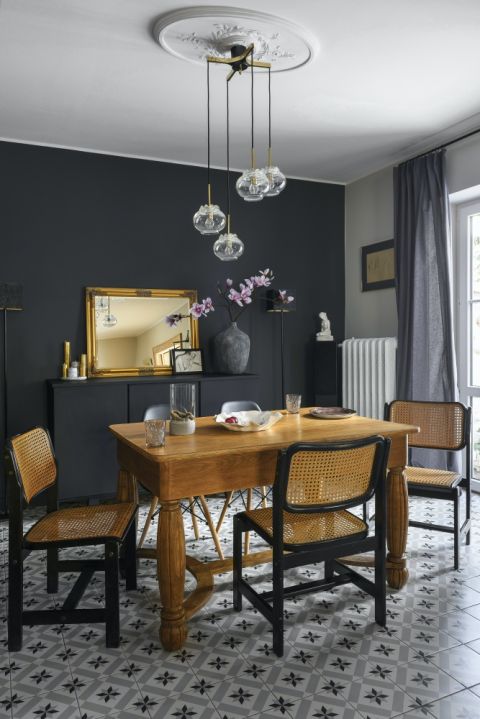 ciemna ściana w jadalni