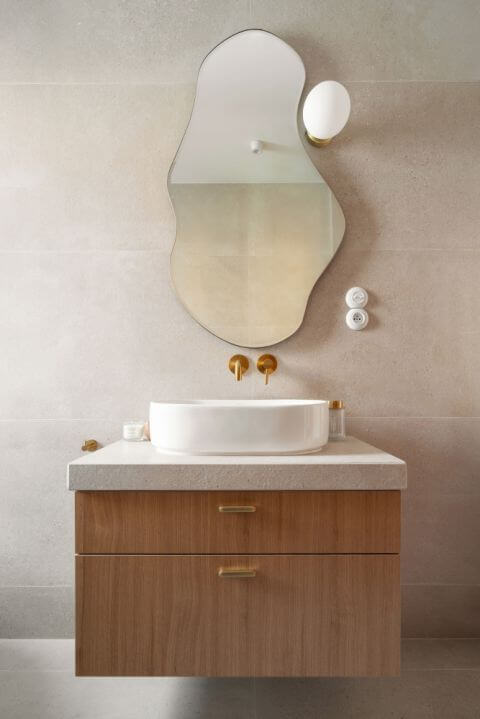 beżowa łazienka z drewnem