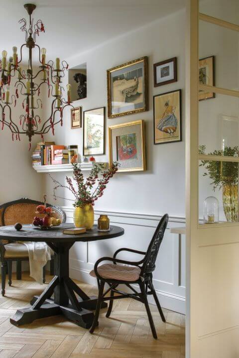 stół na tle mini galerii z obrazów